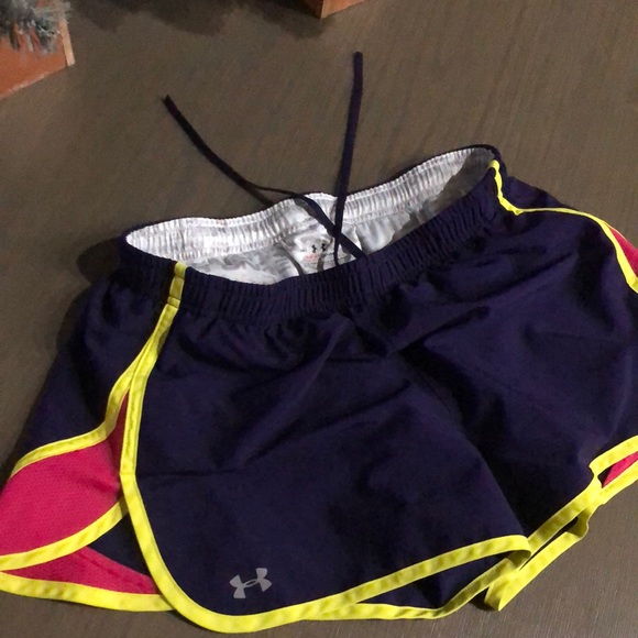 Under Armour Pants - Under Amour 💜 heat gear shorts Sz med MD